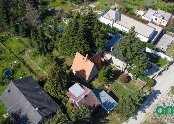 PREDANÉ -rodinný dom priamo pod lesom na pozemku 1638 m2 s potôčikom, tichá lokalita obklopená prírodou.