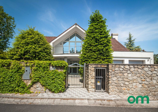 Predané, r.d., pozemok 1540 m2 s bazénom, záhradným jazierkom, altánkom - STRMÝ VŔŠOK.