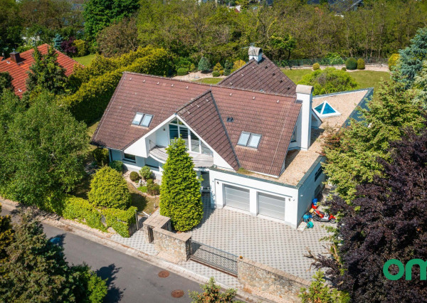 Predané, r.d., pozemok 1540 m2 s bazénom, záhradným jazierkom, altánkom - STRMÝ VŔŠOK.