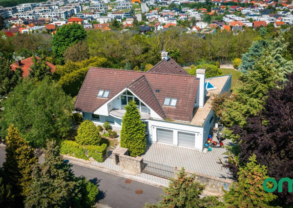 Predané, r.d., pozemok 1540 m2 s bazénom, záhradným jazierkom, altánkom - STRMÝ VŔŠOK.