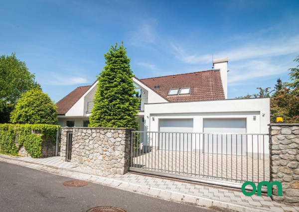 Predané, r.d., pozemok 1540 m2 s bazénom, záhradným jazierkom, altánkom - STRMÝ VŔŠOK.