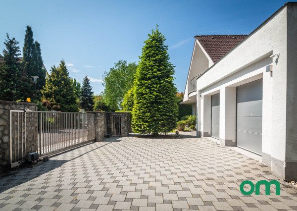 Predané, r.d., pozemok 1540 m2 s bazénom, záhradným jazierkom, altánkom - STRMÝ VŔŠOK.