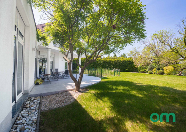 Predané, r.d., pozemok 1540 m2 s bazénom, záhradným jazierkom, altánkom - STRMÝ VŔŠOK.