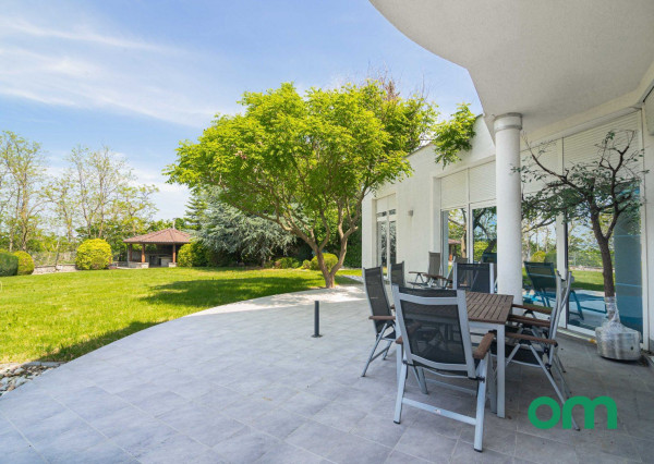 Predané, r.d., pozemok 1540 m2 s bazénom, záhradným jazierkom, altánkom - STRMÝ VŔŠOK.