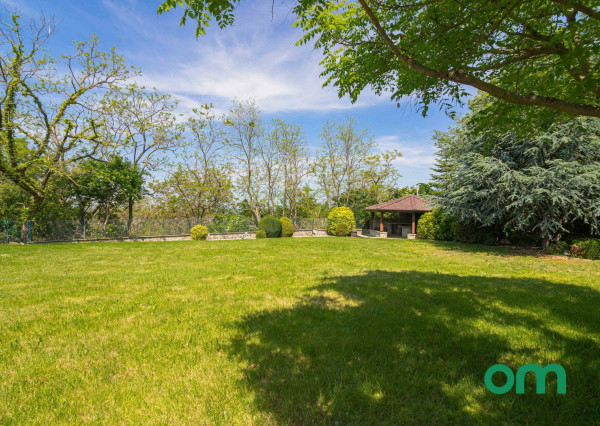 Predané, r.d., pozemok 1540 m2 s bazénom, záhradným jazierkom, altánkom - STRMÝ VŔŠOK.