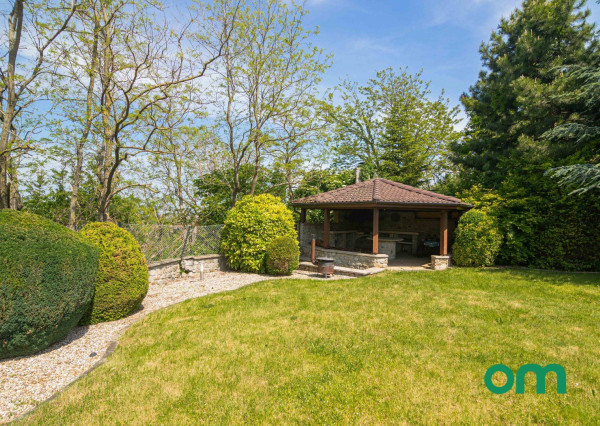 Predané, r.d., pozemok 1540 m2 s bazénom, záhradným jazierkom, altánkom - STRMÝ VŔŠOK.