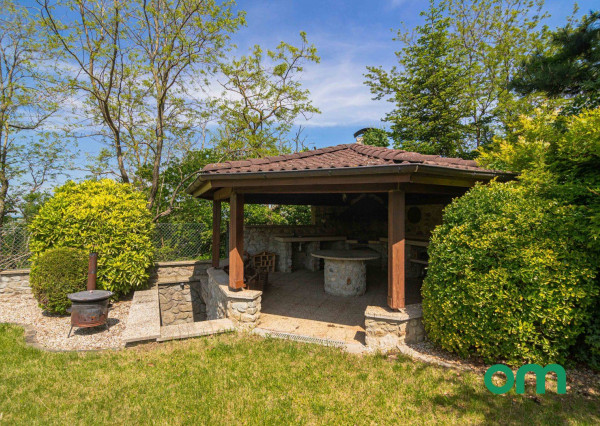 Predané, r.d., pozemok 1540 m2 s bazénom, záhradným jazierkom, altánkom - STRMÝ VŔŠOK.