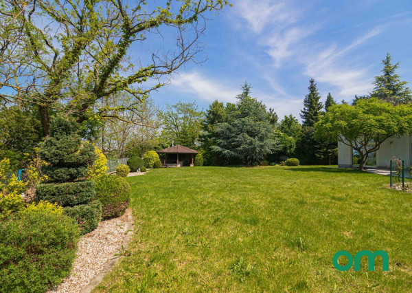 Predané, r.d., pozemok 1540 m2 s bazénom, záhradným jazierkom, altánkom - STRMÝ VŔŠOK.