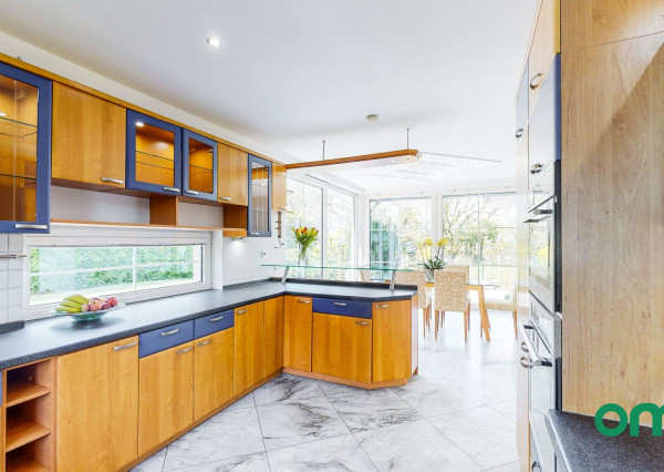 Predané, r.d., pozemok 1540 m2 s bazénom, záhradným jazierkom, altánkom - STRMÝ VŔŠOK.