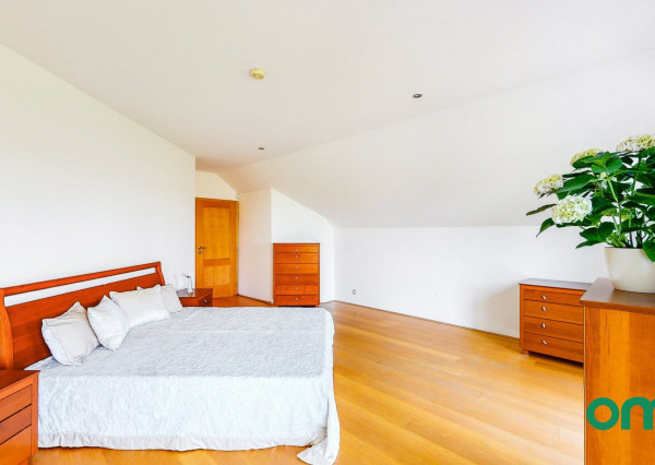 Predané, r.d., pozemok 1540 m2 s bazénom, záhradným jazierkom, altánkom - STRMÝ VŔŠOK.