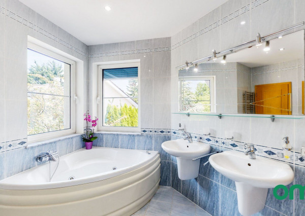 Predané, r.d., pozemok 1540 m2 s bazénom, záhradným jazierkom, altánkom - STRMÝ VŔŠOK.