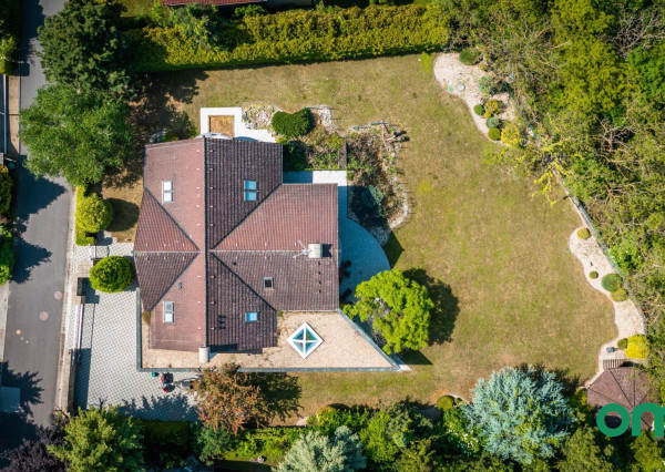 Predané, r.d., pozemok 1540 m2 s bazénom, záhradným jazierkom, altánkom - STRMÝ VŔŠOK.