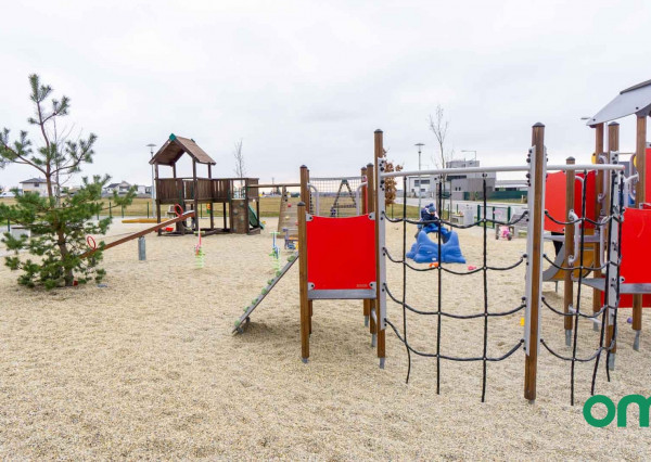 Predané, r.d., pozemok 1540 m2 s bazénom, záhradným jazierkom, altánkom - STRMÝ VŔŠOK.