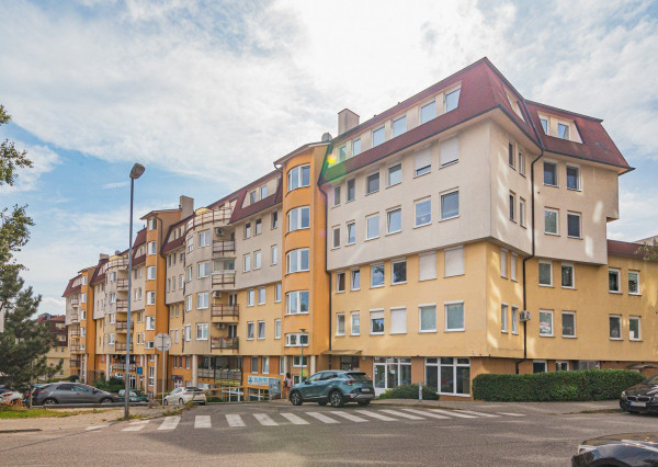 PRENAJATÉ - Komerčný priestor 128 m2, ul.HANY MELÍČKOVEJ s mnohofunkčným využitím.