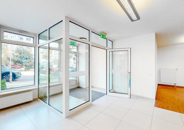 PRENAJATÉ - Komerčný priestor 128 m2, ul.HANY MELÍČKOVEJ s mnohofunkčným využitím.