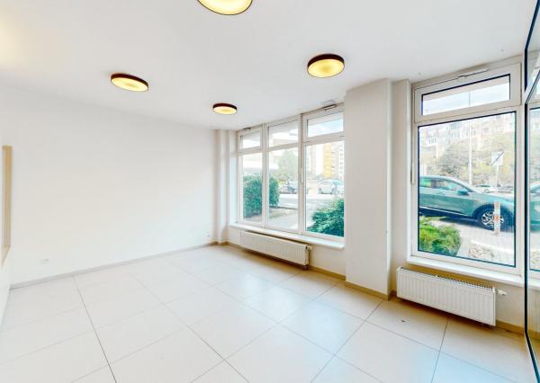 PRENAJATÉ - Komerčný priestor 128 m2, ul.HANY MELÍČKOVEJ s mnohofunkčným využitím.