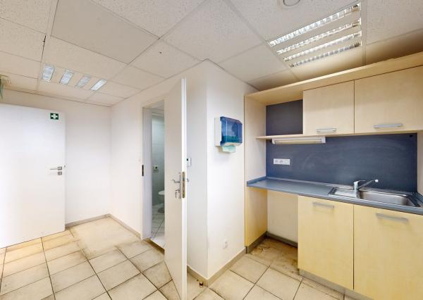 PRENAJATÉ - Komerčný priestor 128 m2, ul.HANY MELÍČKOVEJ s mnohofunkčným využitím.