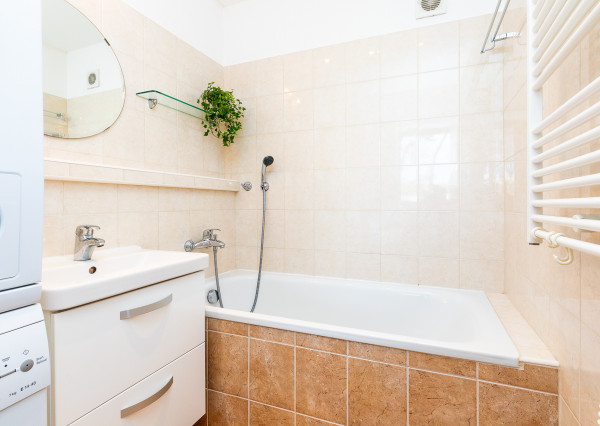 PREDANÉ -VILOVÁ ul.82 m2-3 izb.byt v TOP časti Petržalky.