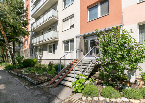 PREDANÉ -VILOVÁ ul.82 m2-3 izb.byt v TOP časti Petržalky.