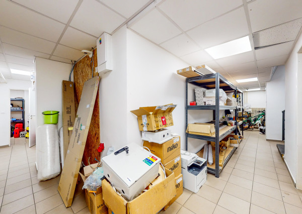 Obchodné priestory so skladmi, nakladaciou rampa, Petržálka