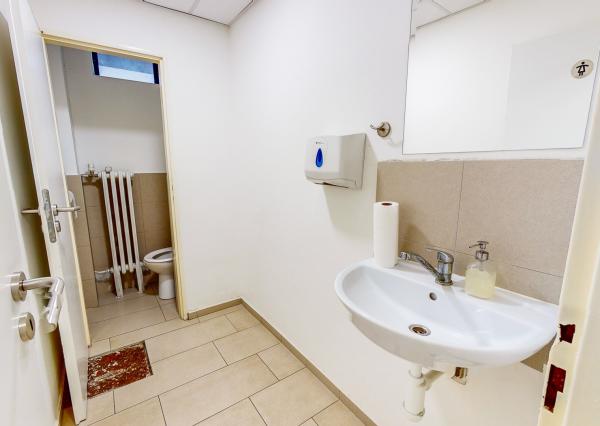 Obchodné priestory so skladmi, nakladaciou rampa, Petržálka