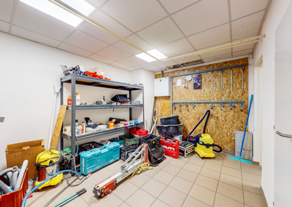 Obchodné priestory so skladmi, nakladaciou rampa, Petržálka