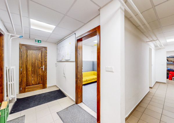 Obchodné priestory so skladmi, nakladaciou rampa, Petržálka