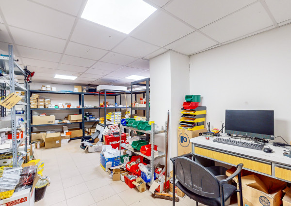 Obchodné priestory so skladmi, nakladaciou rampa, Petržálka