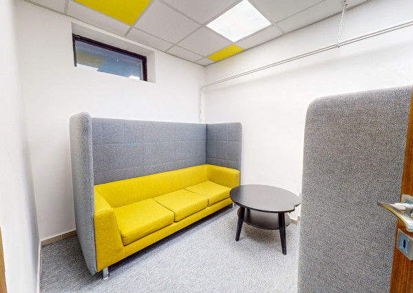 Obchodné priestory so skladmi, nakladaciou rampa, Petržálka