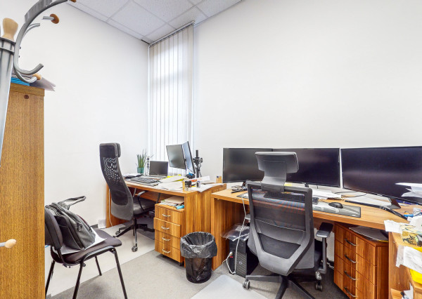 Obchodné priestory so skladmi, nakladaciou rampa, Petržálka