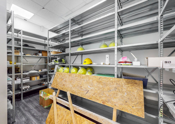 Obchodné priestory so skladmi, nakladaciou rampa, Petržálka