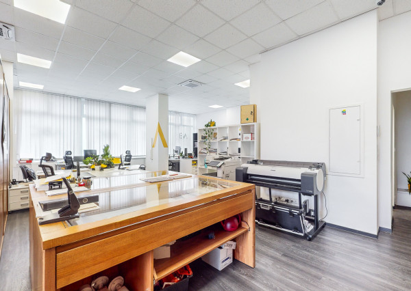 Obchodné priestory so skladmi, nakladaciou rampa, Petržálka