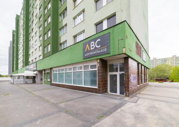 Obchodné priestory so skladmi, nakladaciou rampa, Petržálka