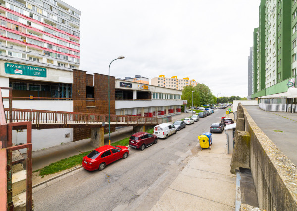 Obchodné priestory so skladmi, nakladaciou rampa, Petržálka