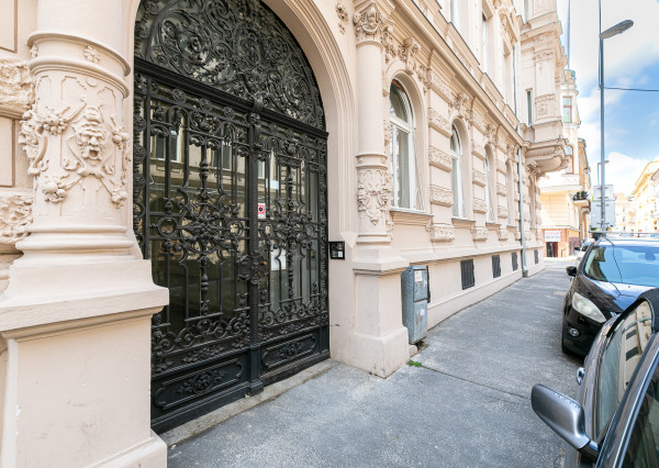 PREDANÉ -2 izb. byt 84 m2 v HISTORICKEJ budove s DVOROM.