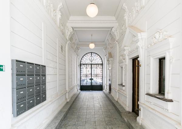 PREDANÉ -2 izb. byt 84 m2 v HISTORICKEJ budove s DVOROM.