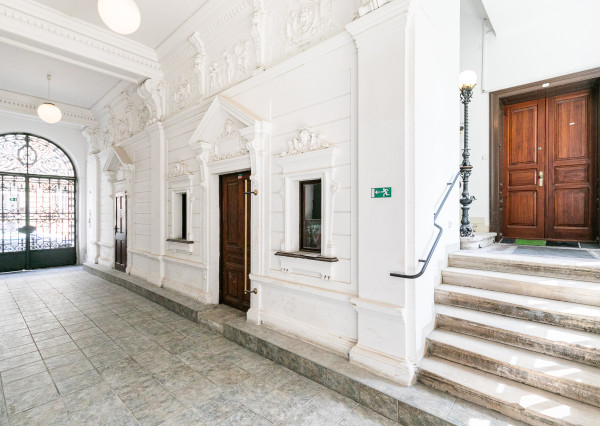 PREDANÉ -2 izb. byt 84 m2 v HISTORICKEJ budove s DVOROM.