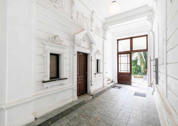 PREDANÉ -2 izb. byt 84 m2 v HISTORICKEJ budove s DVOROM.