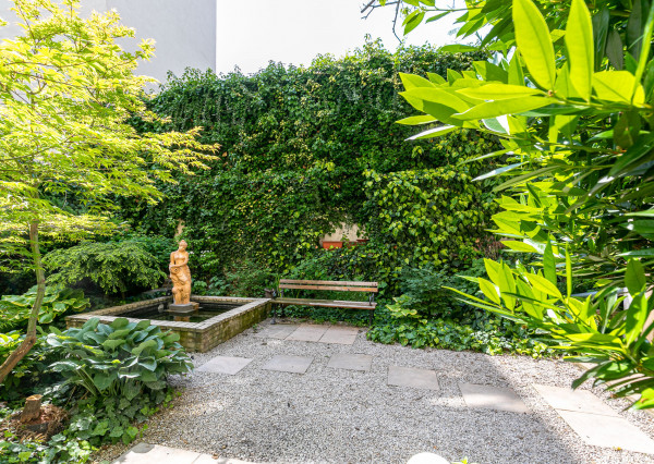 PREDANÉ -2 izb. byt 84 m2 v HISTORICKEJ budove s DVOROM.