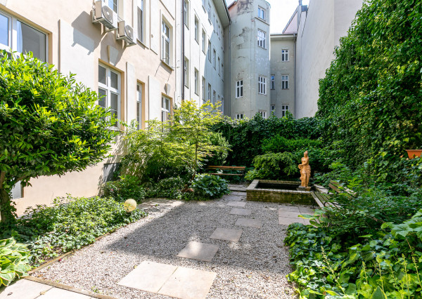 PREDANÉ -2 izb. byt 84 m2 v HISTORICKEJ budove s DVOROM.