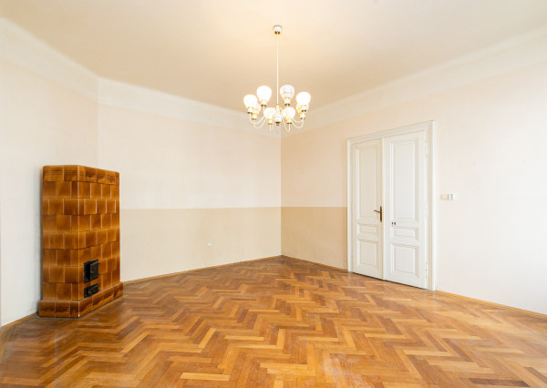 PREDANÉ -2 izb. byt 84 m2 v HISTORICKEJ budove s DVOROM.