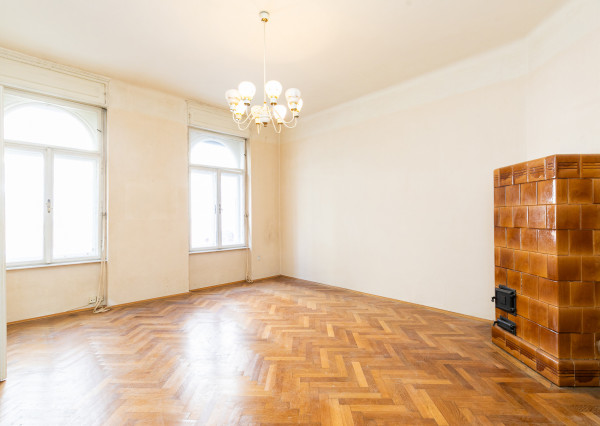 PREDANÉ -2 izb. byt 84 m2 v HISTORICKEJ budove s DVOROM.