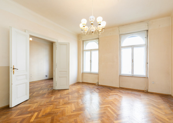 PREDANÉ -2 izb. byt 84 m2 v HISTORICKEJ budove s DVOROM.