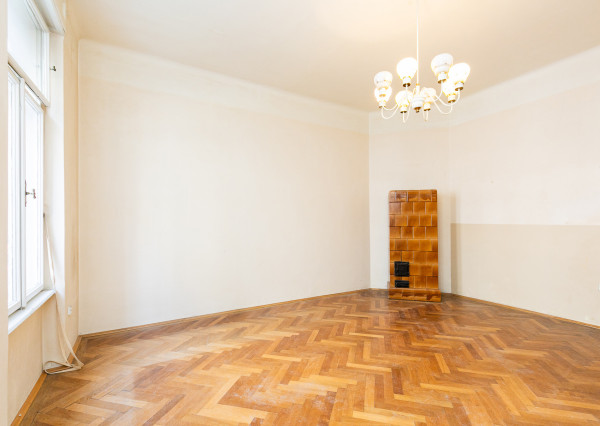 PREDANÉ -2 izb. byt 84 m2 v HISTORICKEJ budove s DVOROM.