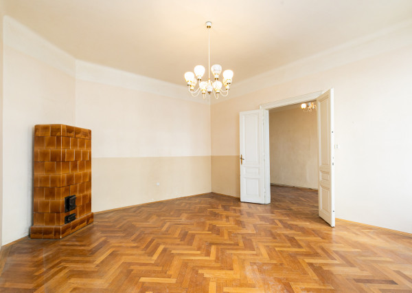 PREDANÉ -2 izb. byt 84 m2 v HISTORICKEJ budove s DVOROM.