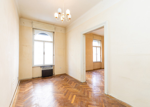 PREDANÉ -2 izb. byt 84 m2 v HISTORICKEJ budove s DVOROM.