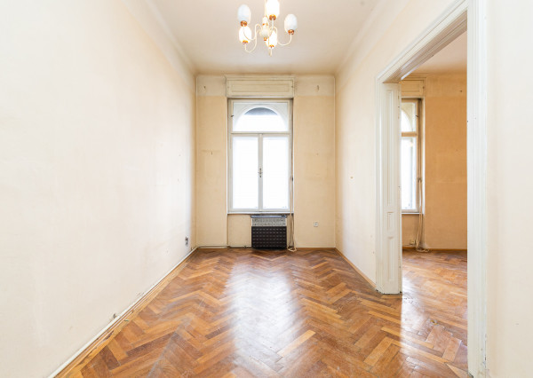 PREDANÉ -2 izb. byt 84 m2 v HISTORICKEJ budove s DVOROM.