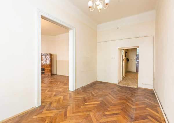 PREDANÉ -2 izb. byt 84 m2 v HISTORICKEJ budove s DVOROM.