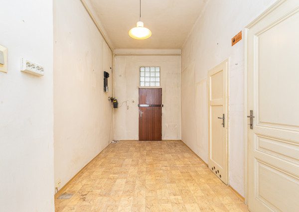 PREDANÉ -2 izb. byt 84 m2 v HISTORICKEJ budove s DVOROM.