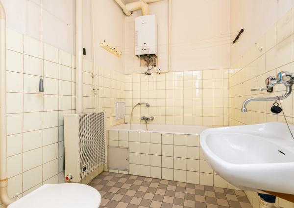 PREDANÉ -2 izb. byt 84 m2 v HISTORICKEJ budove s DVOROM.